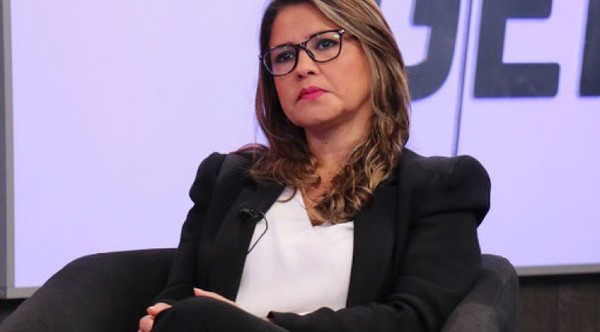 Avión en el que iba la ministra de Justicia  tuvo un despiste al reventar una de sus ruedas