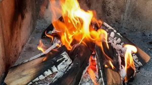 Mujer obligada a sentarse sobre fuego con leña, por culpa de chisme mal contado