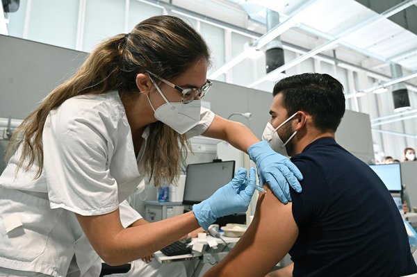 Mayores de 20 años tienen tiempo hasta hoy para acudir a la primera dosis de vacunas contra el Covid-19