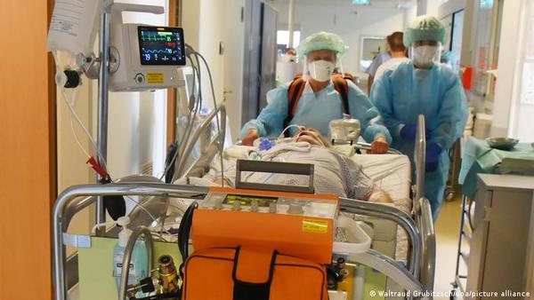 Crece en Alemania el debate sobre obligatoriedad de vacuna anticovid tras 16 días de récords de contagios