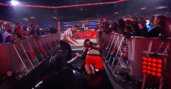 Fanático invadió la WWE, atacó al luchador Seth Rollins y el público pensó que era parte del evento - C9N
