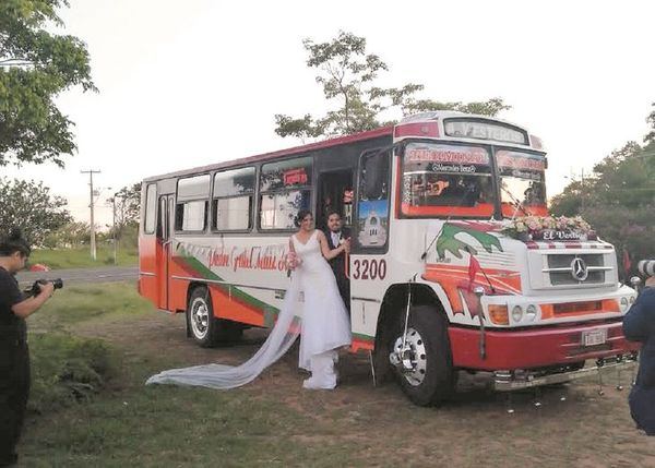 Novia llegó en colectivo a la boda y causó sensación