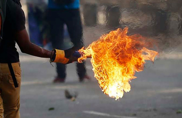 Enmascarados atacaron con bombas molotov al edificio del diario El Clarín de Buenos Aires - Megacadena — Últimas Noticias de Paraguay