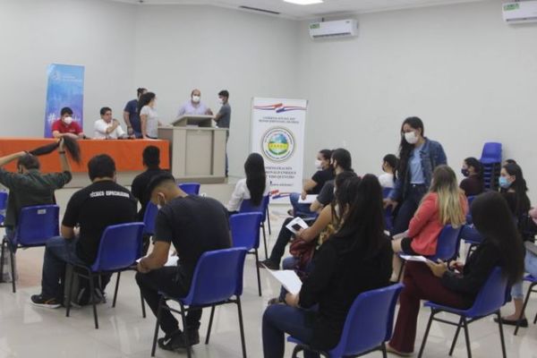 Universitarios firmaron contratos para 2º desembolso de las Becas Juventud en la Gobernación de Amambay