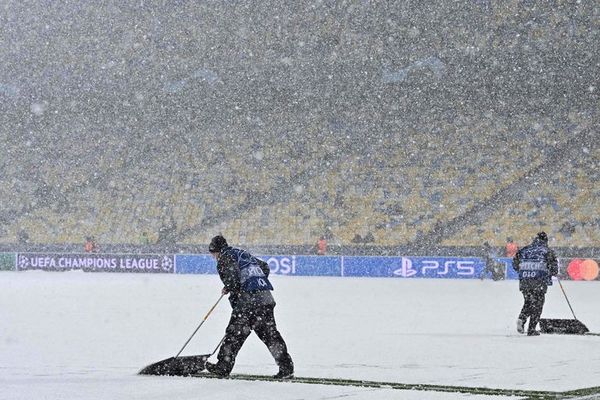 Nieve y pelota naranja: así juegan Dinamo Kiev-Bayern Munich - Fútbol Internacional - ABC Color