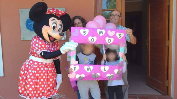Crónica / Emotivo momento: Minnie Mouse le contó a una niña que una familia la adoptó