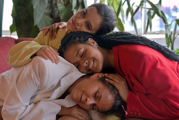 25N: presentan “De noche duermen las flores” en el Juan de Salazar