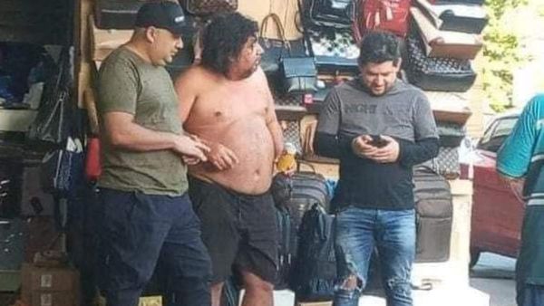 Trozan a Kelembú por pasearse sin remera tomando cerveza en la calle