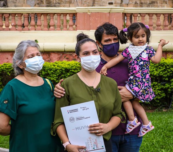 Entregan subsidios a familias con ingresos medios a través del programa Mi Vivienda del MUVH