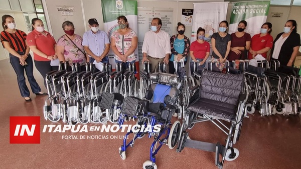 UNA VEINTENA DE PERSONAS RECIBIERON SILLAS DE RUEDAS SOLICITADAS A LA GOBERNACIÓN. - Itapúa Noticias