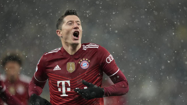 Un golazo de Lewandowski abre el camino para el triunfo del Bayern