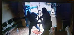 Crónica / [VÍDEO] Policía fue acribillado por sicarios en una escribanía de Presidente Franco