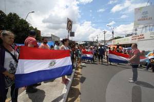 Crónica / [VIDEO] Trabajadores del Mercado 4: "Si se tiene que derramar sangre, se va a derramar sangre"
