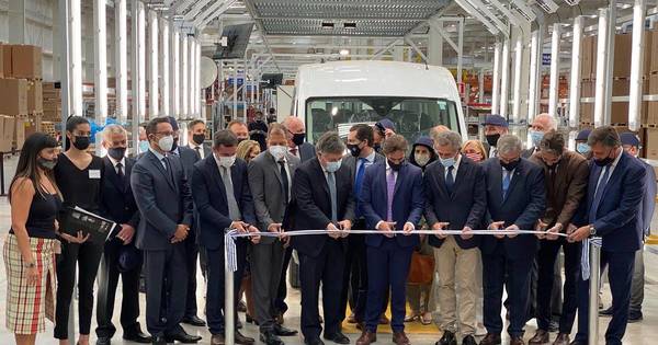 La Nación / Ford inaugura planta en Uruguay, donde producirá 50.000 vehículos al año