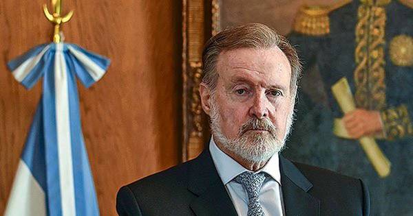 La Nación / “Antiargentino”: Gobierno argentino minimiza dichos de embajador por candidato chileno