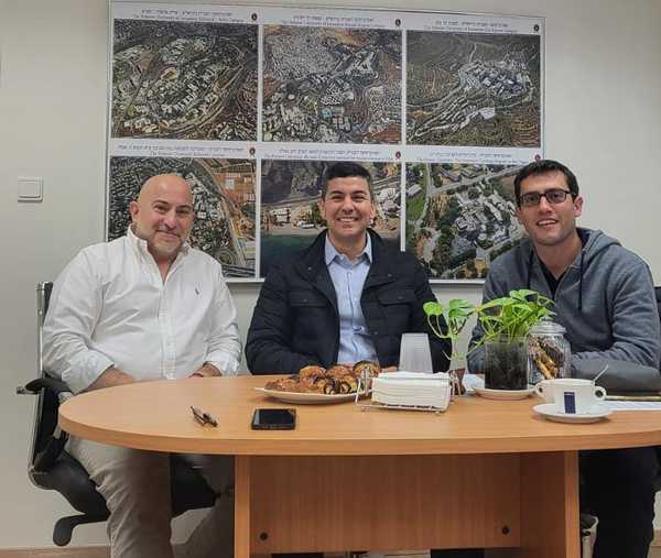 En su segundo día de agenda en Israel, Santiago Peña visitó la oficina de Yissum