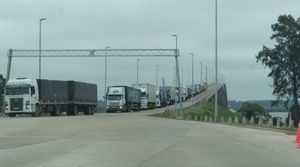 Camioneros de carga uruguayos amenazan con bloquear los puentes internacionales con Argentina