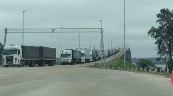 Camioneros de carga uruguayos amenazan con bloquear los puentes internacionales con Argentina