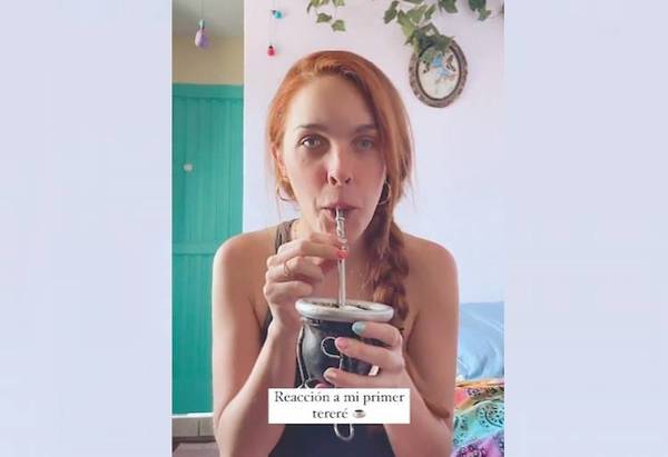 Crónica / ¡CHUPÓ BOMBILLA! Exactriz porno tuvo su primera vez con tereré