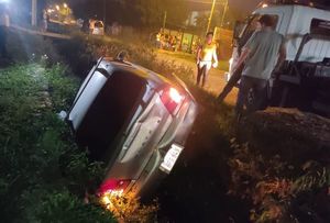 Vehículo cae a cuneta mientras su conductor maniobraba en reversa - Nacionales - ABC Color