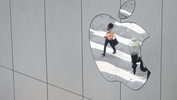 Apple y Amazon, multadas  por violar reglas de competencia