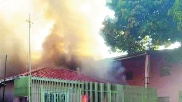 Doña prendió velas para rezar a sus santos y quemó la casa