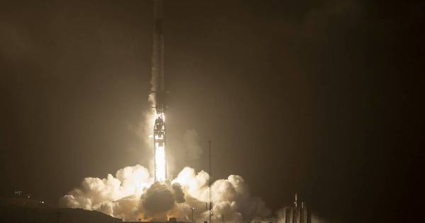 La Nación / La Nasa lanza una nave espacial para desviar un asteroide de su curso