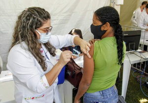Foz de Yguazú inició vacunación de refuerzo para mayores de 18 años - La Clave