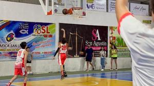 Con tan solo 12 años y una pierna ortopédica, Jesús se destaca en el basquetbol