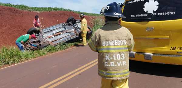 Vehículo vuelca y ocupantes se salvan de milagro sobre la Ruta Tava´i