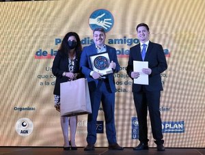 Distinguen a Luis Bareiro como Periodista Amigo de la Niñez y Adolescencia · Radio Monumental 1080 AM