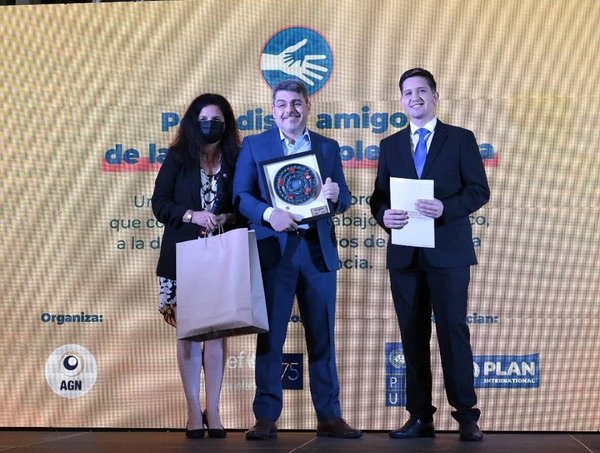 Distinguen a Luis Bareiro como Periodista Amigo de la Niñez y Adolescencia · Radio Monumental 1080 AM
