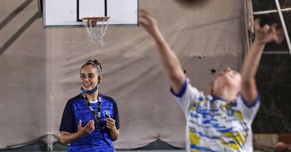 La Nación / Amira Ismail, primera árbitra de básquet en Gaza