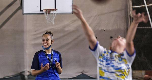 La Nación / Amira Ismail, primera árbitra de básquet en Gaza