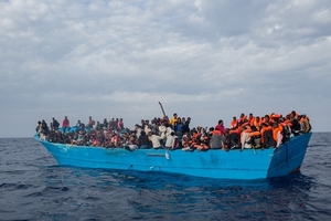 Más de 20 muertos luego de que un barco con migrantes naufragara en el Canal de la Mancha - .::Agencia IP::.
