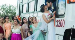 La Nación / Inusual llegada de una periodista a su boda