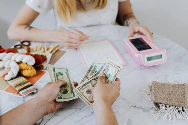 Crónica / ¿"Cornudizaron" la contabilidad? Revisaba facturación de su ména para ver si no había "otra"