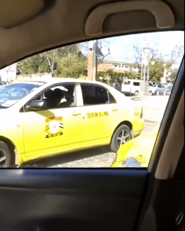 Taxistas agreden a conductora de Uber