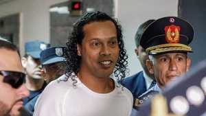 Ronaldinho es buscado por la Justicia brasileña y podría volver a la cárcel | Ñanduti