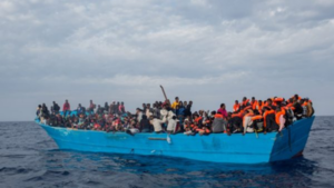 Barco de migrantes naufraga en el Canal de la Mancha y deja 20 muertos