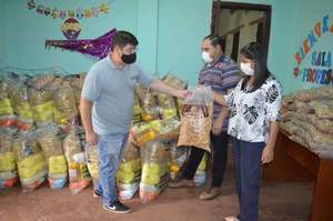 Cientos de estudiantes reciben kits de alimentos en Villarrica - Noticiero Paraguay