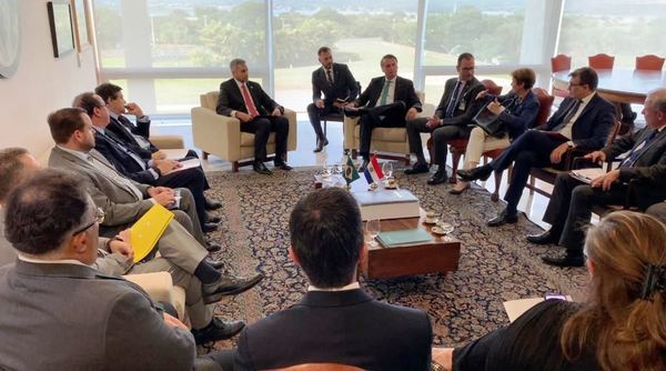 Abdo y Bolsonaro abordan obras de conectividad, proyectos comerciales y cooperación contra crimen organizado - .::Agencia IP::.