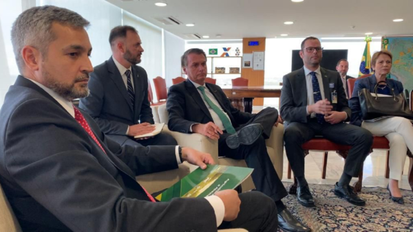 Abdo y Bolsanaro destacan cooperación entre ambos países y diálogo sobre "temas de interés"