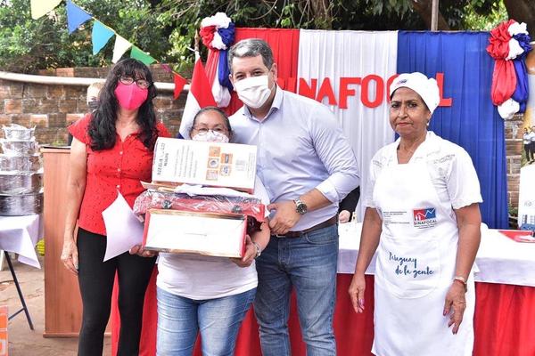 Certifican y entregan kits a 51 beneficiarias formadas por el SINAFOCAL en San Antonio - El Trueno