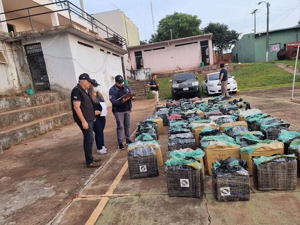 En Canindeyú, incautaron casi 2.500 kilos de marihuana en un camión abandonado