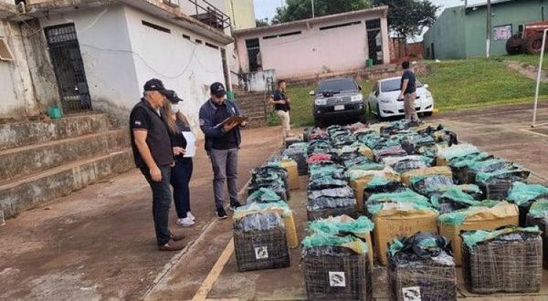 Incautan camión abandonado con más de dos mil kilos de marihuana