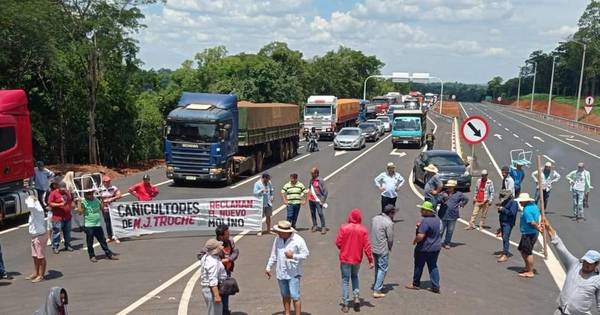 La Nación / Cañicultores cierran una vez más la Ruta PY 02