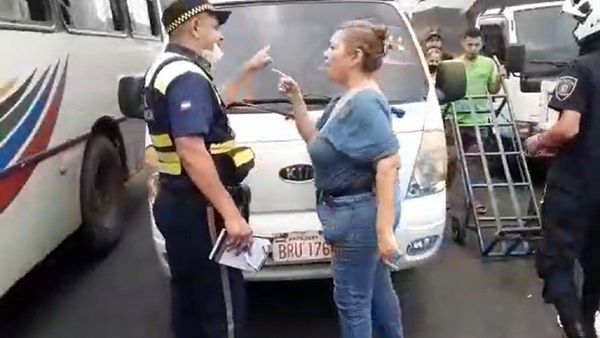 Conductores y agentes de la PMT se agreden en el Mercado 4