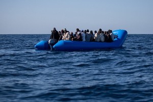 Más de 20 muertos luego de que un barco con migrantes naufragara en el Canal de la Mancha - ADN Digital