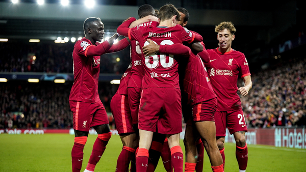 Liverpool sigue imbatible y Milan se mete en la pelea
